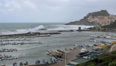 Trotz der Wellen, welche über die Hafenmauer brachen, war das Wasser im Hafen relativ ruhig.